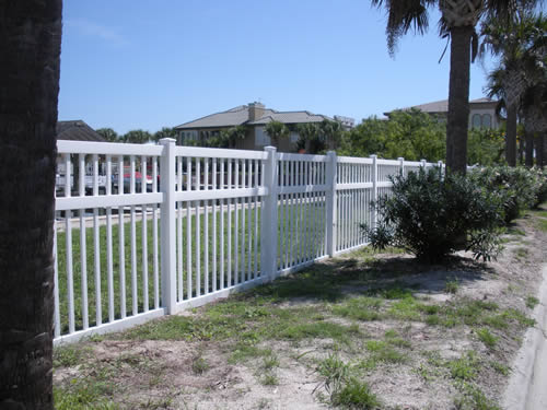 Vinyl vs Aluminum Fence: What's Best for Your Home?
